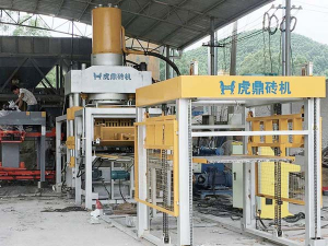 PC仿石磚機(jī)客戶現(xiàn)場(chǎng)生產(chǎn)混凝土仿石磚機(jī)